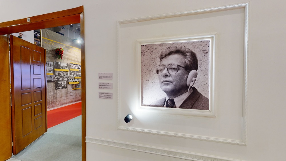 دیوار افتخار- دکتر کاظم رجوی